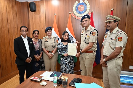 Woman foils mobile snatchers, honoured by Delhi Police for bravery
