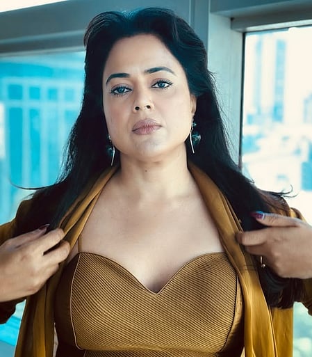 Sameera Reddy struggles to walk amid Mumbai traffic, says ‘forgot how hectic it is’
