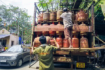 Illegal use of domestic LPG cylinders in Mumbai hotel; FIR filed against owner and manager