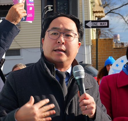 US lawmakers clash over troops, war powers