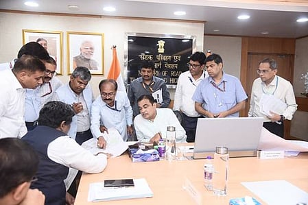 Nitin Gadkari reviews new highway project plans for Maharashtra