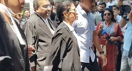 Mamata Banerjee in lawyer uniform with other lawyers entering the court