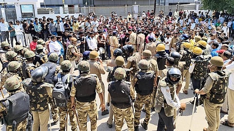 Police personel in front of a crowd