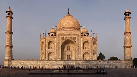 Image of the white marble structure of Taj Mahal at sunset