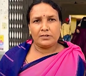 Image of Jharkhand BLO Jamila Bibi whose video of demanding money for filling SIR forms went viral on social media. In the image she is wearing pink blueish saree. 