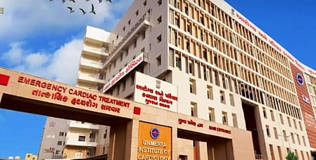 Image of a huge building most likely a hospital. the name of the building is written in both hindi and english (emergency cardiac treatment)