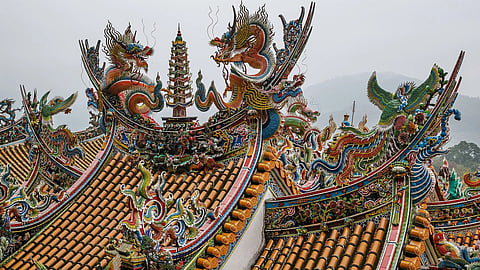 In the image a Taiwan temple rooftop is shown
