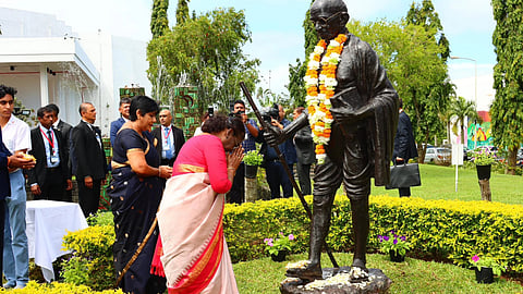 Photo of Indian President Droupadi Murmu paying tribute to Mahatma Gandhi at the Mahatma Gandhi Institute in Mauritius