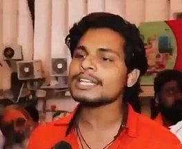 Image of Hindutva Influencer Swatantra Bhardwaj in a orange short and speaking