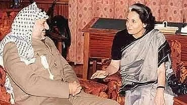 In the image Yaseer Arafat is shown with Indira Gandhi