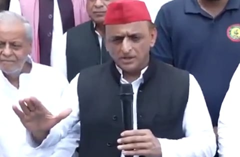 Image of Samajwadu Party president Akhilesh Yadav speaking to people 