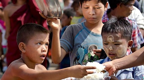 This Bengal Teacher Collects, Cooks Food to Feed The Poor Kids