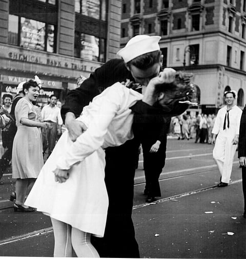 Nurse Greta Friedman kissed in iconic World War II Photo dies