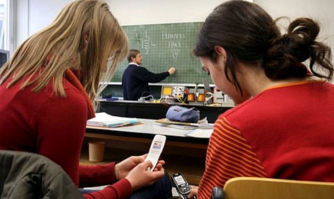 Smart phones to be banned from British classrooms to benefit learning