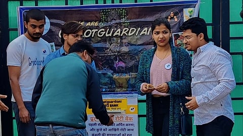 काशी का रोटी एटीएम  गाय और कुत्तों को पहला और अंतिम ग्रास खिला रहा है(IANS)