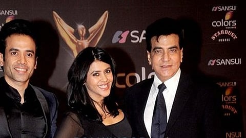 Bollywood: जितेंद्र अपने बेटे तुषार कपूर और बेटी एकता कपूर के साथ किसी इवेंट में
