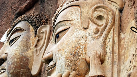 Maijishan Grottoes : इन गुफाओं में 7,200 से अधिक पत्थर की मूर्तियां हैं और 1,000 वर्ग मीटर से अधिक भित्ति चित्र भी शामिल हैं। (Wikimedia Commons)