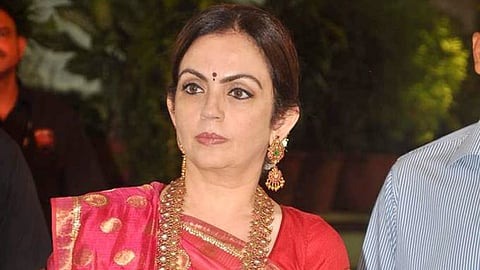Nita Ambani : नीता अंबानी का जन्म मुंबई में एक मध्यमवर्गीय परिवार में हुआ था। आज नीता अंबानी विश्वभर में एक प्रसिद्ध सोशलिस्ट के रूप में जानी जाती हैं। (Wikimedia Commons)