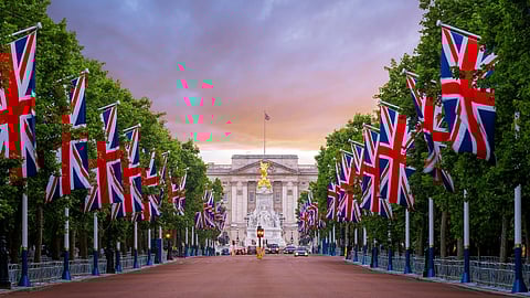 Indians living like Slaves in Britain: 2022 में ब्रिटेन में शुरू हुई एक नई योजना के तहत वहां बहुत से भारतीय गए थे।(Wikimedia Commons)