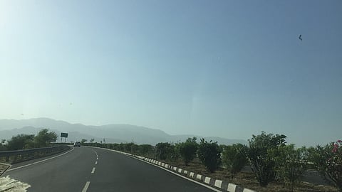 Udaipur Most Scenic Road Destination Award:  रोड पर ड्राइव करते दौरान आपको जंगल, पहाड़, और झरने देखने को मिलेंगे।(Wikimedia Commons)