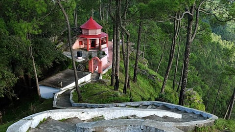Kasar Devi Temple :जब अल्मोड़ा जिले में कसार पर्वत पर शोध किया तो खुलासा हुआ कि कसार देवी मंदिर के आसपास का पूरा क्षेत्र वैन एलेन बेल्ट का हिस्सा है। (Wikimedia Commons)