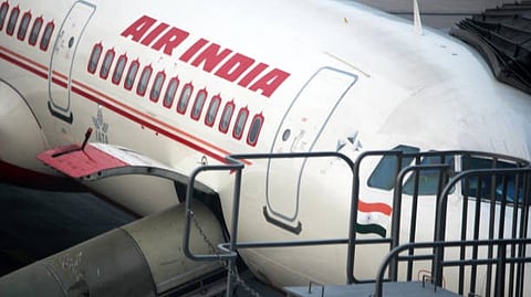 हादसे में विमान में सवार सभी 242 लोगों की सुरक्षा की पुष्टि अभी तक नहीं हुई है। विमान में दो पायलटों सहित दस क्रू सदस्य भी थे।