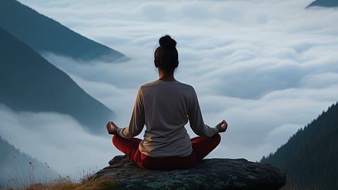 योग केवल भारत की नहीं, बल्कि अब पूरी दुनिया की धरोहर बन चुका है। ( Image source: Free pik )