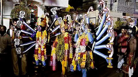 बोनालु महोत्सव  केवल एक धार्मिक अनुष्ठान नहीं, बल्कि एक जीवित संस्कृति का प्रतीक है।  [Wikimedia commons ]