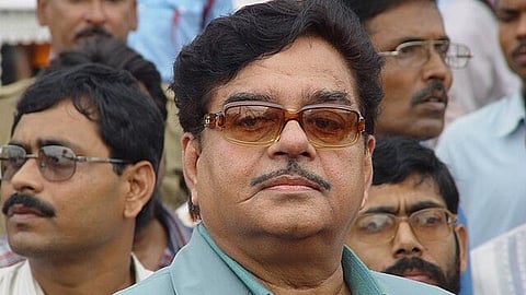 ट्रेन में मिले थे दो रोते दिल, शुरू हो गई थी उम्रभर की मोहब्बत, शत्रुघ्न और पूनम की सच्ची प्रेम कहानी। [Wikimedia commons]