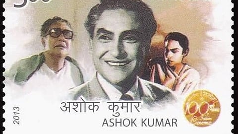 अशोक कुमार (Ashok Kumar) की ज़िंदगी में शोहरत, पैसा और नाम की कोई कमी नहीं थी। लेकिन उनकी निजी ज़िंदगी में एक ऐसा खालीपन था, जो उनकी पत्नी शोभा देवी की शराब का सेवन करना था। [Wikimedia commons]