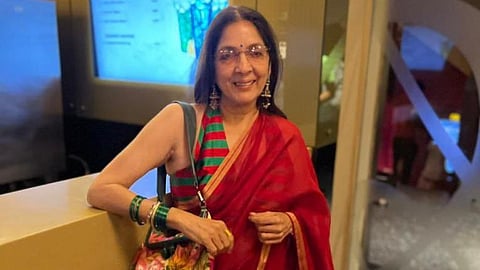 शादी के बिना मां बनने वाली नीना गुप्ता, 66 की उम्र में भी फैशन और हिम्मत की पहचान हैं। [X]