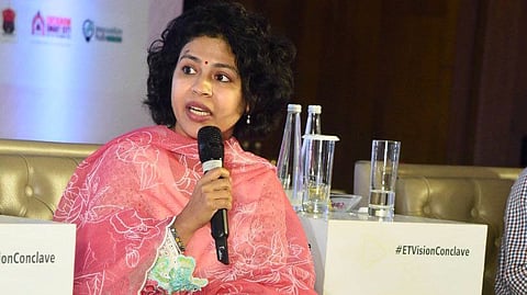 Durga Shakti Nagpal किसी कार्यक्रम में कुछ कहते हुए