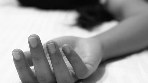 एक मृत महिला के हाथ की तस्वीर
