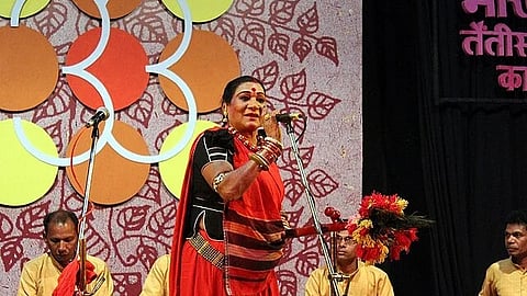 गरीबी, जातीय भेदभाव और सामाजिक तिरस्कार के बावजूद पंडवानी को नई पहचान दिलाने वाली तीजन बाई ने अपनी अनूठी शैली से दुनिया भर में नाम कमाया। (Wikimedia commons)