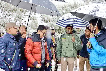 लद्दाख में बर्फबारी का लुत्फ उठाते नजर आए किरेन रिजिजू