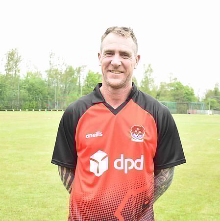 इस तस्वीर में जॉन मूनी मुस्कुराते हुए नजर आ रहे हैं।