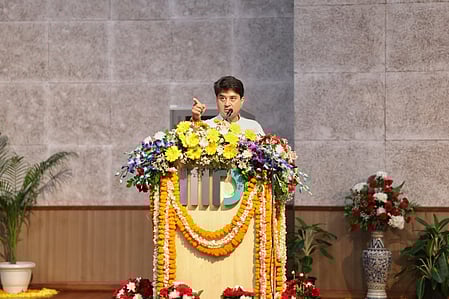 ज्योतिरादित्य सिंधिया स्पीच देते हुए नज़र आ रहे है  