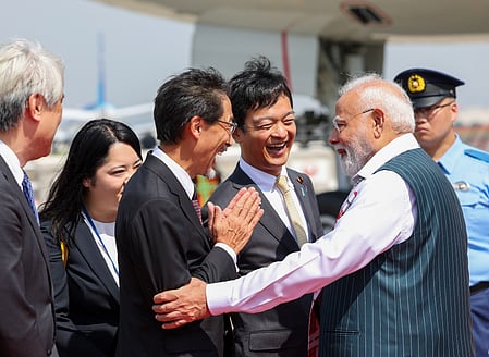 प्रधानमंत्री मोदी के टोक्यो आगमन पर भारत में जापान के राजदूत ओनो केइची (Ambassador Ono Keiichi), जापान में भारत के राजदूत सिबी जॉर्ज और अन्य वरिष्ठ अधिकारियों ने स्वागत किया।