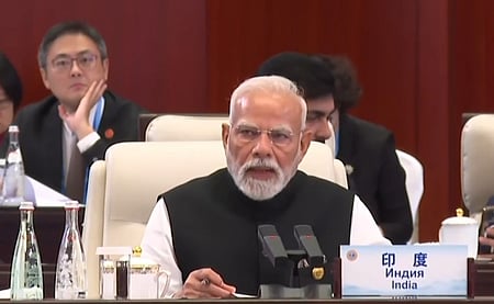 प्रधानमंत्री नरेंद्र मोदी ऑफिशल मीटिंग में नज़र आ रहे है 