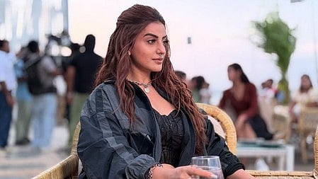 एक्ट्रेस अक्षरा सिंह फोटो में पोज़ देती नज़र आ रही है 