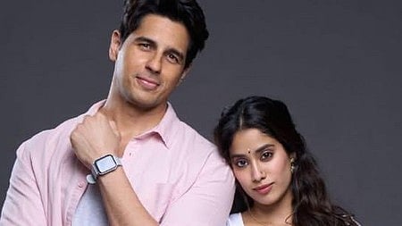 अभिनेत्री जान्हवी कपूर और अभिनेता सिद्धार्थ मल्होत्रा तस्वीर में नज़र आ रहा है 
