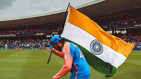 रोहित शर्मा तिरंगा हाथ में पकडे नज़र आ रहे है 