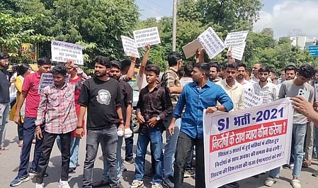 छात्र प्रदर्शन करते हुए 