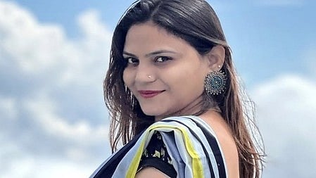 इस तस्वीर में ज्योति मल्होत्रा मुस्कुराती हुई नज़र आ रही हैं।