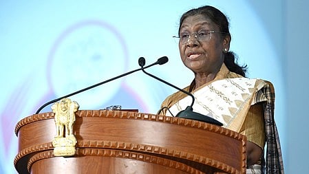 इस तस्वीर में राष्ट्रपति द्रौपदी मुर्मू भाषण देते हुए नजर आ रही हैं।