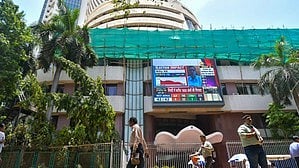 हरे निशान में खुला भारतीय शेयर बाजार, निफ्टी 24,700 स्तर से ऊपर कर रहा कारोबार