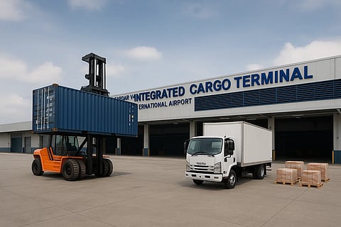 एकीकृत कार्गो टर्मिनल उसके आगे खड़ा एक ट्रक 