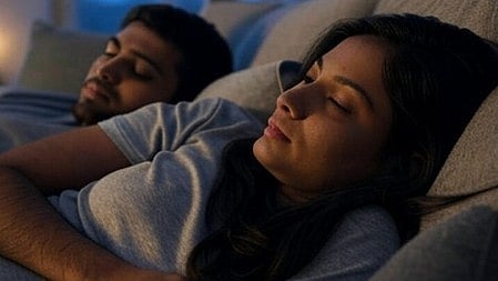 रात की नींद नहीं हो रही पूरी? जानिए कैसे यह आदत बना रही आपको बीमार