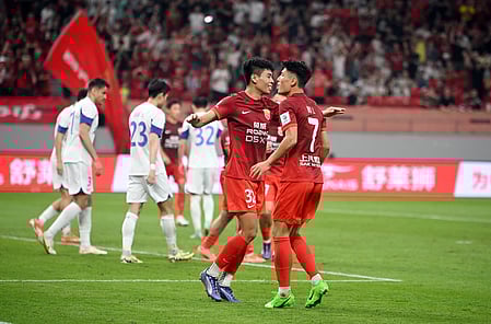 फुटबॉल के मैदान में प्लेयर्स खेलते हुए 