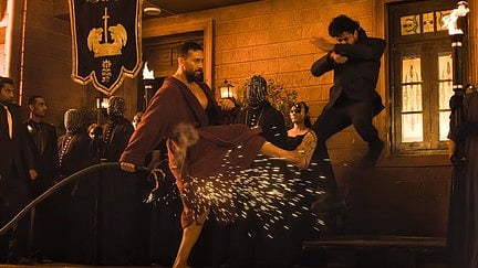 इस तस्वीर में बॉक्स ऑफिस पर एक्शन करते हुए दिखाया जा रहा है।